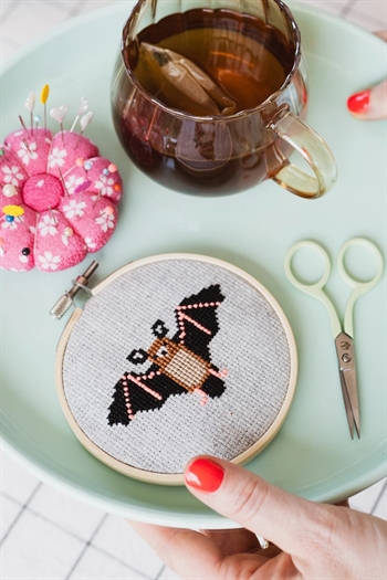 BAT CROSS STITCH KIT fra Cotton Clara